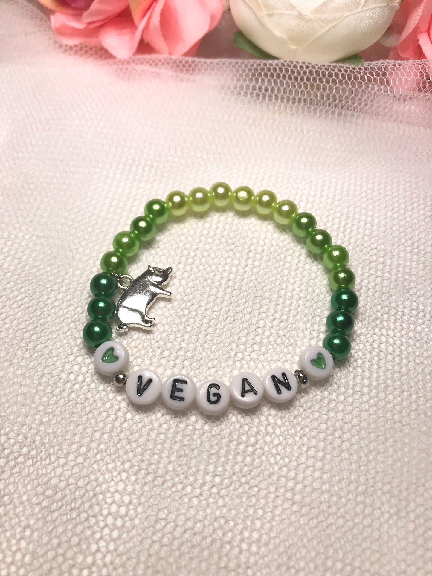 Vegan armband Pärlat armband Handgjorda smycken med bokstäver Gåva till aktivist Gris berlock 