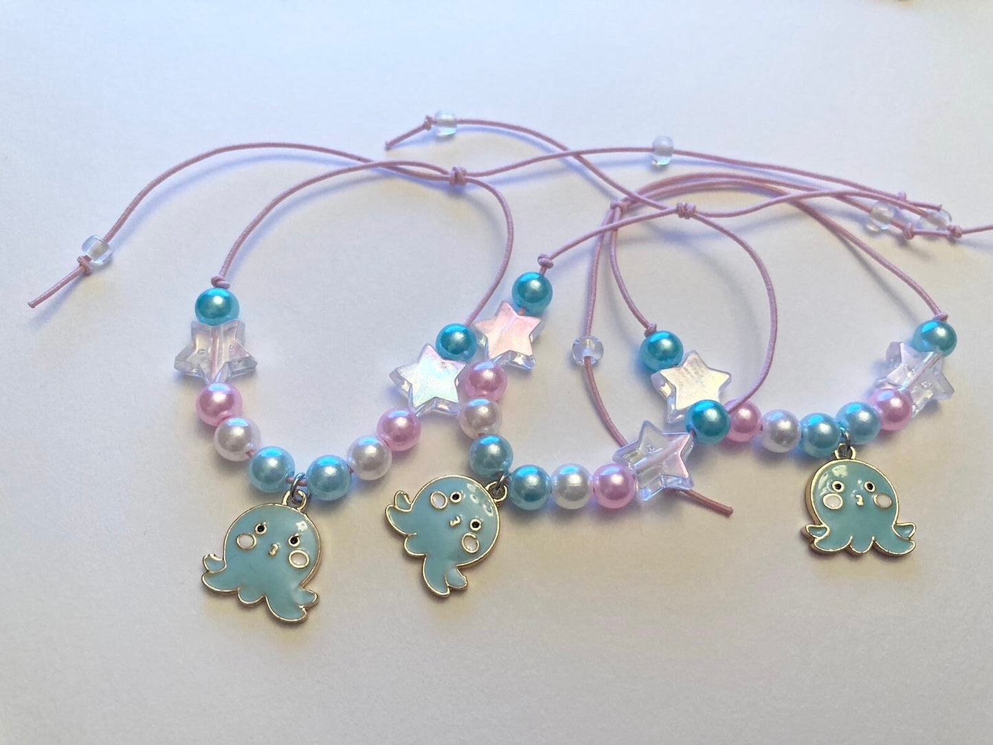 Sött armband med bläckfisk och pärlor, justerbart armband med stjärnor, pastellfärger handgjort rosa och blått sommararmband