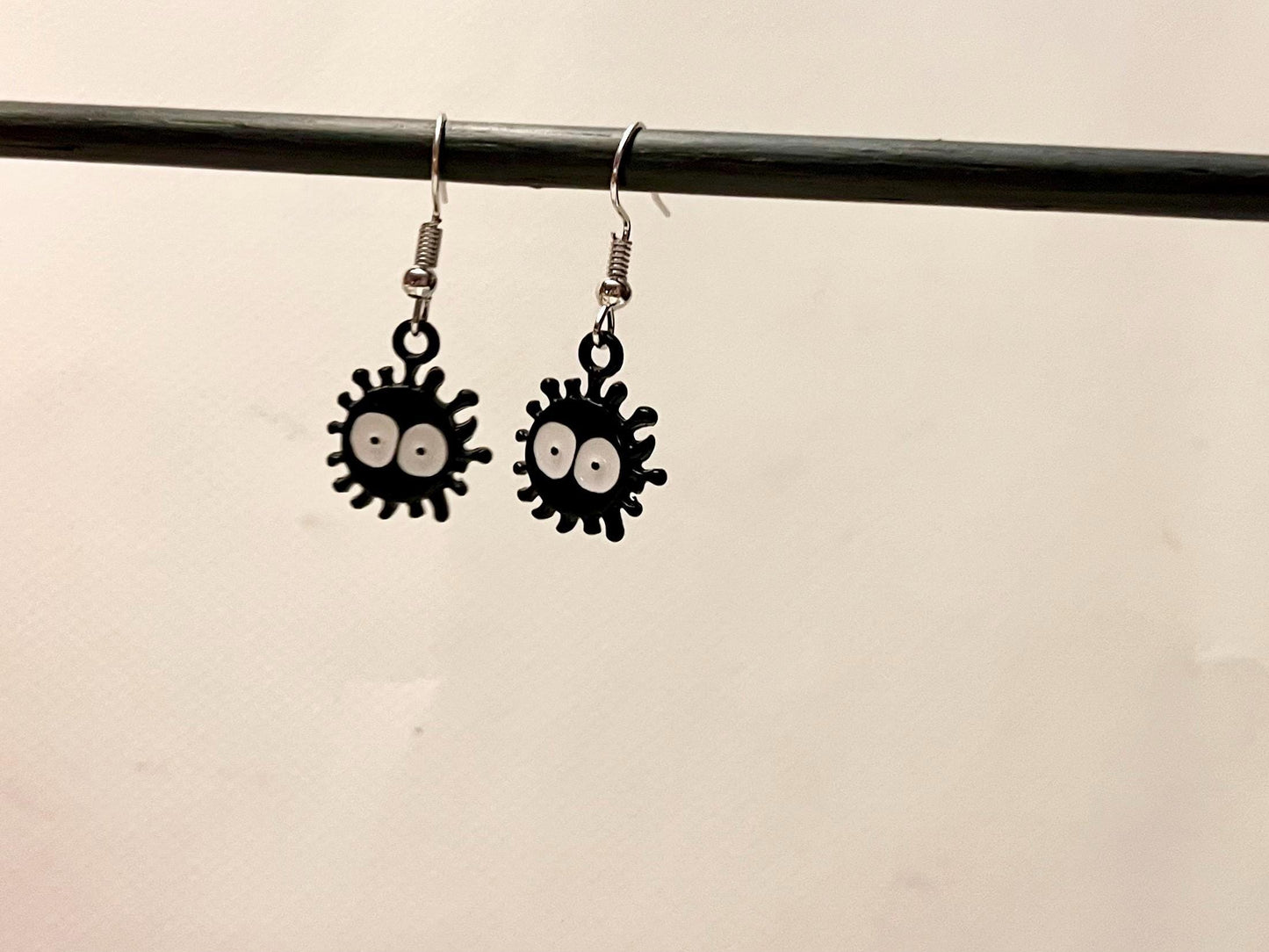Susuwatari Örhängen Sot Sprite Smycken Studio Ghibli Örhängen Spirited Away Mekanism för Ghibli-älskare Gåva Dropphängande Örhängen