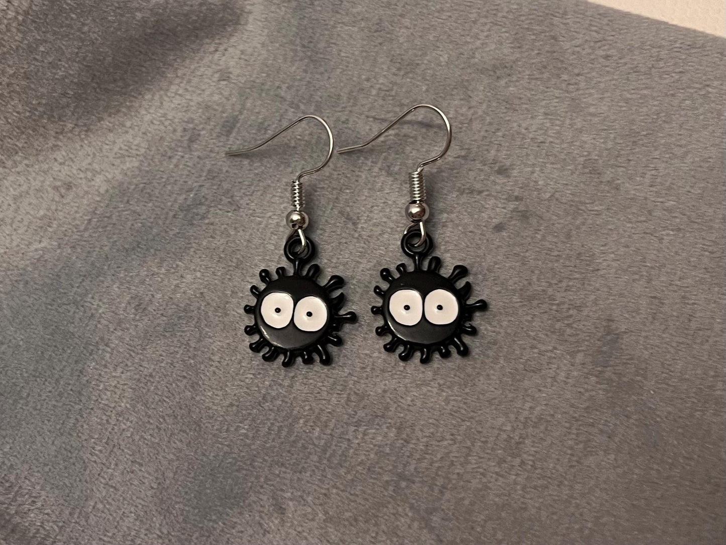 Susuwatari Örhängen Sot Sprite Smycken Studio Ghibli Örhängen Spirited Away Mekanism för Ghibli-älskare Gåva Dropphängande Örhängen