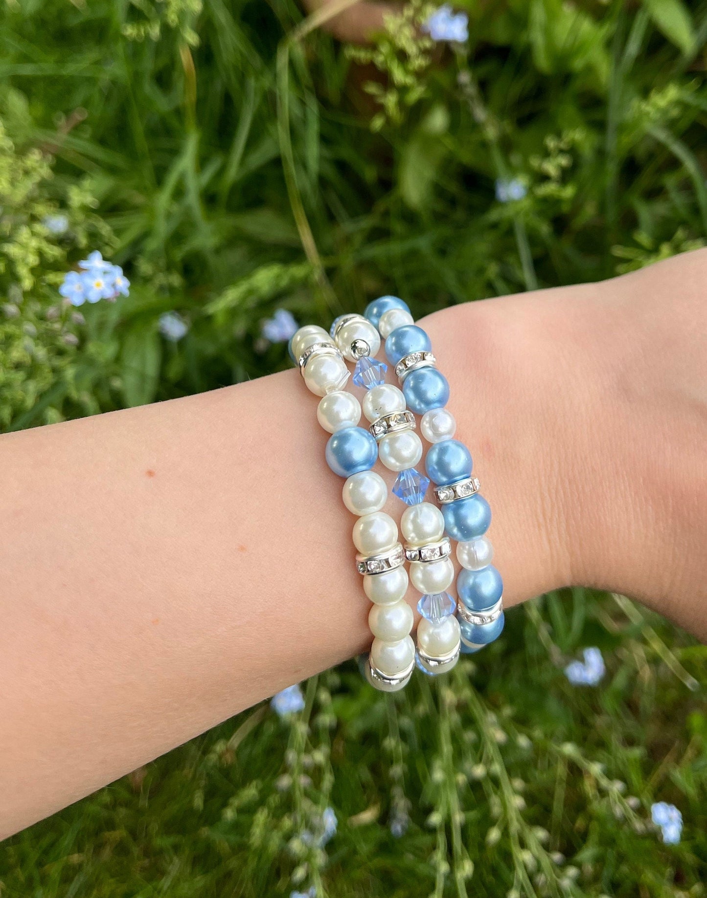 Ljusblått armband med glaspärlor elastikst armband handgjort