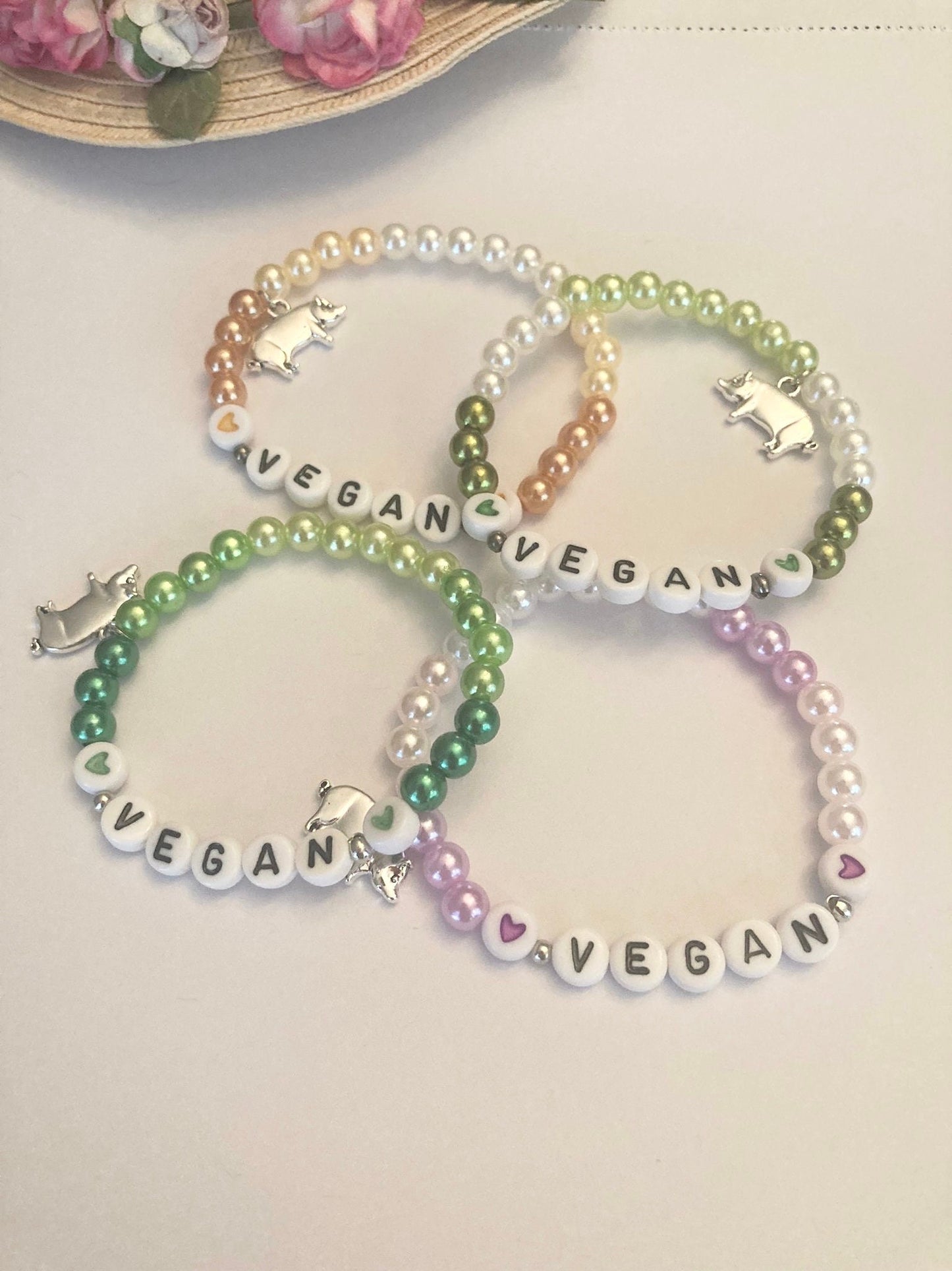 Vegan armband Pärlat armband Handgjorda smycken med bokstäver Gåva till aktivist Gris berlock 