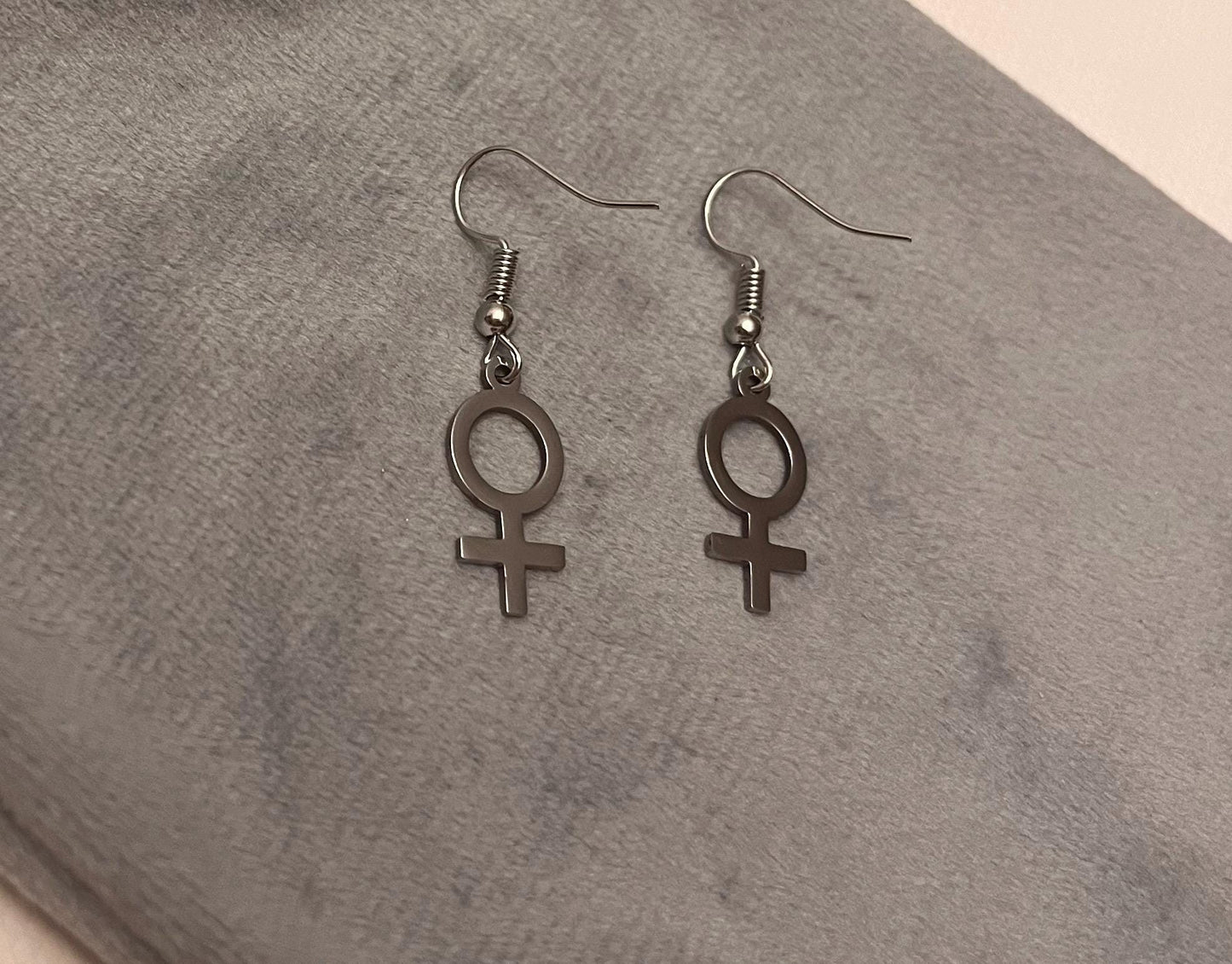Feminist Örhängen silver imitation Kvinnosymbolen Present till Feminister Minimalistiska Smycken Kvinnosymbol Örhängen Venussymbol 